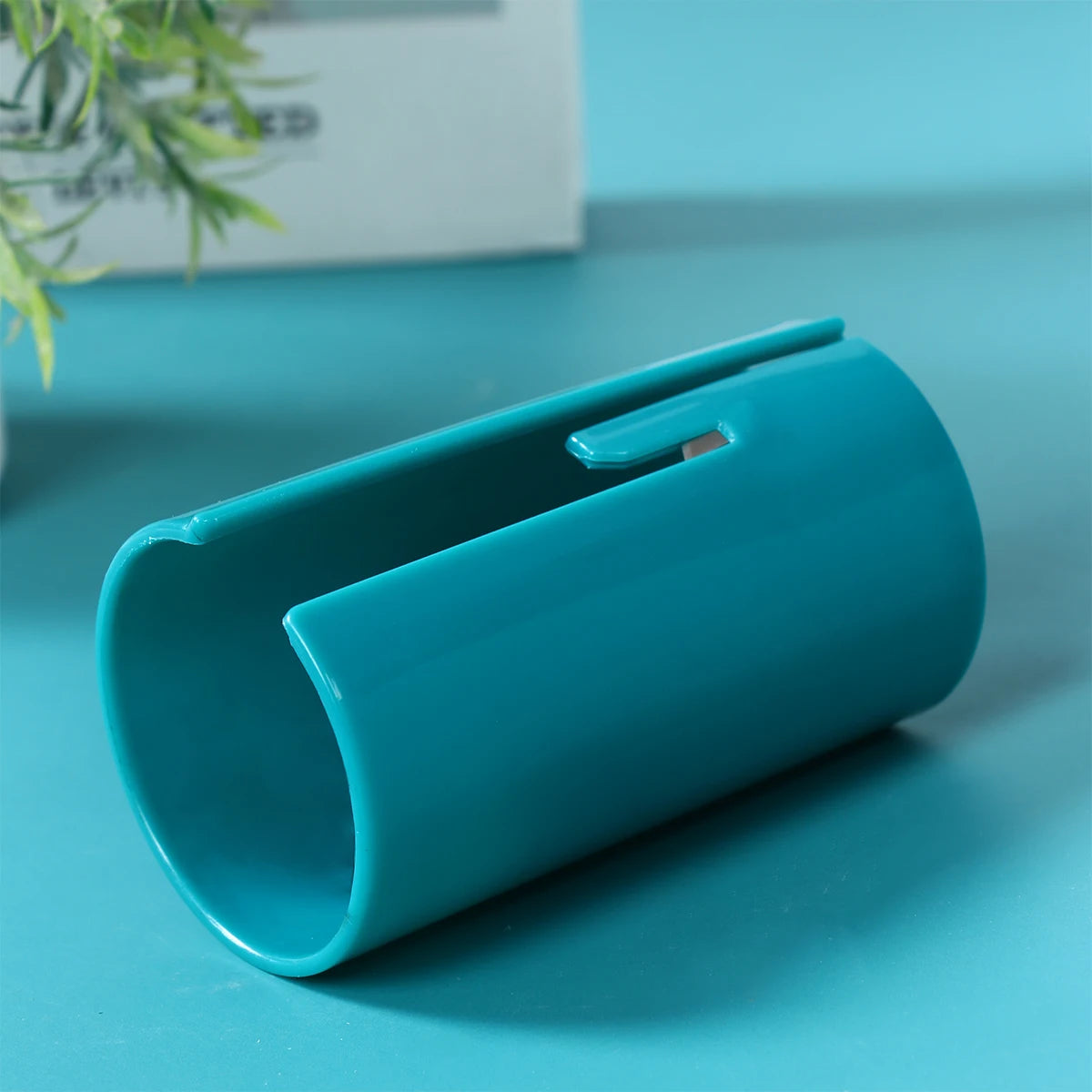 Uchwyt na papier z wbudowanym nożem