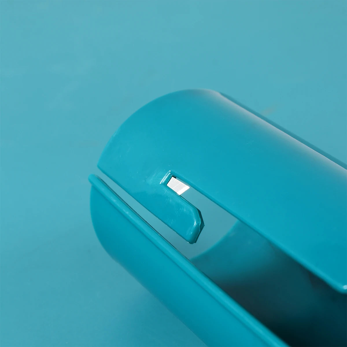 Uchwyt na papier z wbudowanym nożem